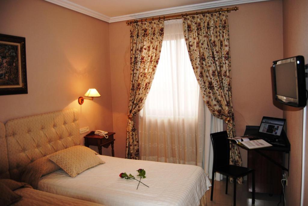 Cristina-Enea Hotel Valdeganga Bilik gambar